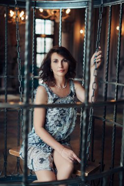 Çok güzel bir orta yaşlı kadın stüdyoda