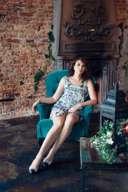 Çok güzel bir orta yaşlı kadın stüdyoda