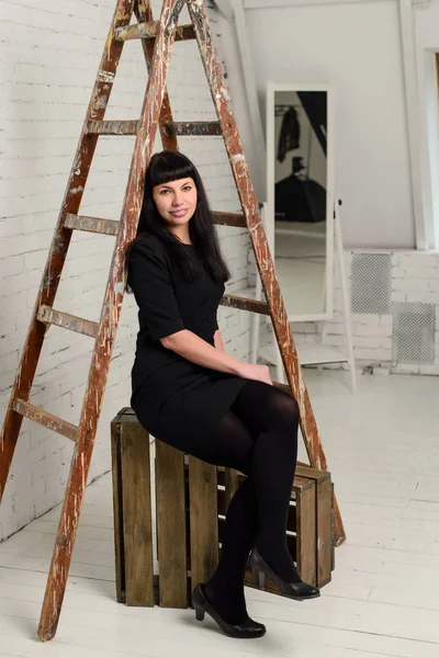 A girl in strict clothes is sitting in the office — Stock Photo, Image