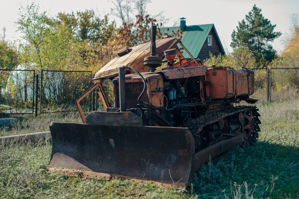 老残破的废弃拖拉机 — 图库照片