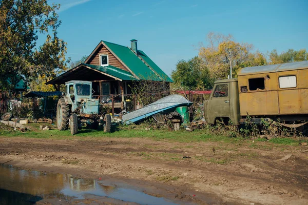 Véhicules abandonnés dans le village — Photo