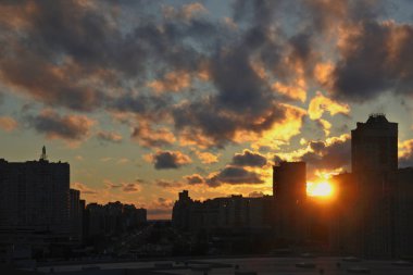 Sankt-Petersburg, Rusya-2 Ağustos 2017. Leninsky Prospekt 'in arka planında çarpıcı bir gün batımı.