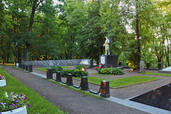 상트페테르부르크, 러시아-7 월 29 일, 2017. Krasnoye로, 세인트 피터 스 버그에에서 위대한 애국 전쟁 영웅 기념비 — 스톡 사진
