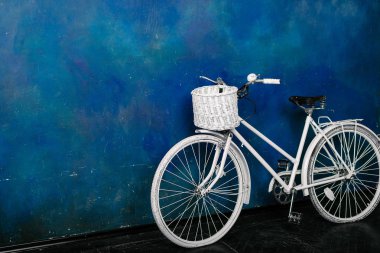 Mavi bir arka plan üzerinde şık beyaz Bisiklet