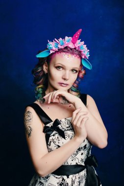 Parlak takım elbiseli kız.