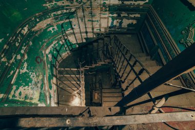 Terk edilmiş bir evde bir kare döner merdiven üzerinde hayalet