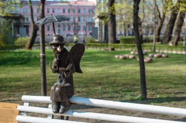 St. Petersburg, Rusya 27 Nisan 2019 St. Petersburg 'daki bankta Heykel Meleği.