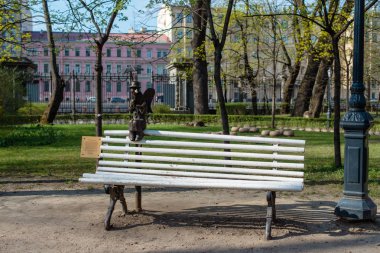 St. Petersburg, Rusya 27 Nisan 2019 St. Petersburg 'daki bankta Heykel Meleği.