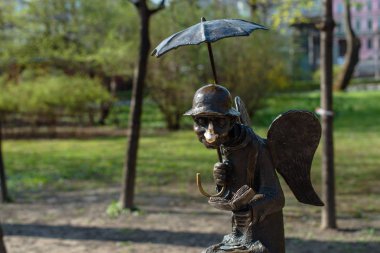 St. Petersburg, Rusya 27 Nisan 2019 St. Petersburg 'daki bankta Heykel Meleği.