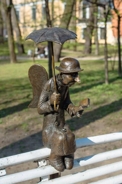 St. Petersburg, Rusya 27 Nisan 2019 St. Petersburg 'daki bankta Heykel Meleği.