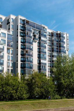 Saint Petersburg, Rusya - 22 Mayıs 2019: Şehir merkezindeki rıhtım üzerinde yeni yerleşim yeri.