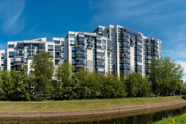 Saint Petersburg, Rusya - 22 Mayıs 2019: Şehir merkezindeki rıhtım üzerinde yeni yerleşim yeri.