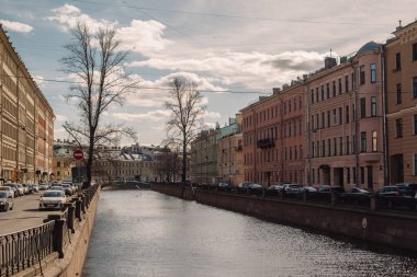 Aziz PETERSBURG, RUSSIA - 31 Mart 2020: Coronavirüs salgını sırasında Saint Petersburg. Boş sokak.
