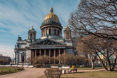 Aziz PETERSBURG, RUSSIA - 31 Mart 2020: Coronavirüs salgını sırasında Saint Petersburg 'daki Saint Isaac Katedrali. Boş sokak.