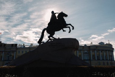 Nisan 2020 'deki koronavirüs salgını sırasında Rusya' nın Saint Petersburg kentindeki Büyük Peter anıtı. Boş sokak.