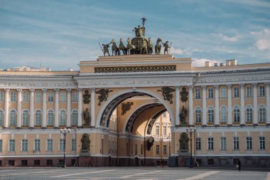 Nisan 2020 'deki koronavirüs salgını sırasında Rusya, Saint Petersburg' daki ana karargahın kemeri. Boş sokak.