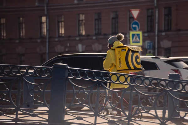 Saint Petersburg Rusko Březen 2020 Yandex Kurýr Potravin Petrohradě Během — Stock fotografie