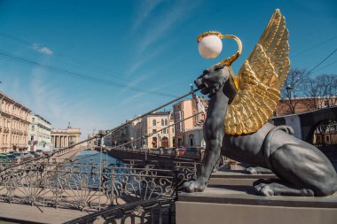 SAINT PETERSBURG, RUSSIA - 31 Mart 2020: Saint Petersburg, Rusya 'daki banka köprüsü, Nisan 2020' deki koronavirüs salgını sırasında. Boş sokak.