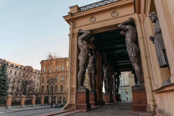 Saint Petersburg Rusland April 2020 Sculptuur Van Atlantiërs Bij Hermitage — Stockfoto