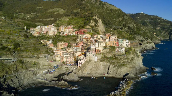 Tiro aéreo com drone em Manarola um dos famosos Cinqueterre — Fotografia de Stock