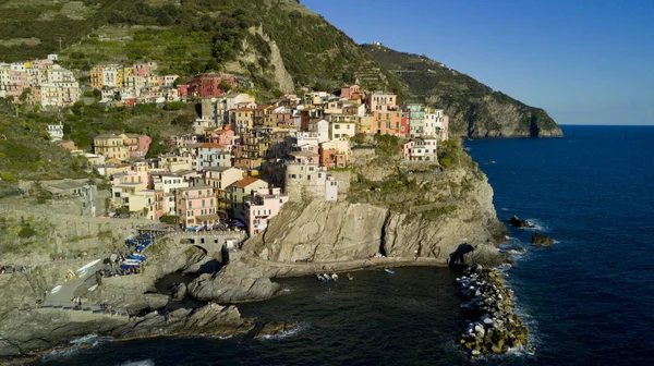 Tiro aéreo com drone em Manarola um dos famosos Cinqueterre — Fotografia de Stock