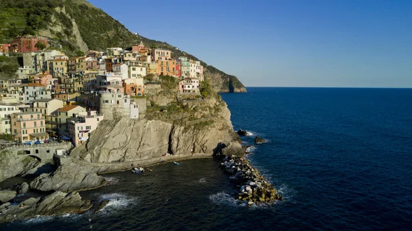 Tiro aéreo com drone em Manarola um dos famosos Cinqueterre — Fotografia de Stock