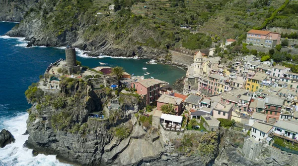 A drone a Vernazza, az egyik a híres Cinqueterre légi fotózás — Stock Fotó