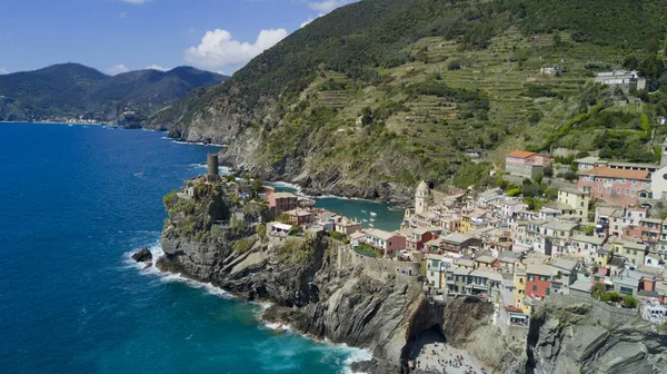 Fotografia aérea com drone em Vernazza um dos famosos Cinqueterre — Fotografia de Stock