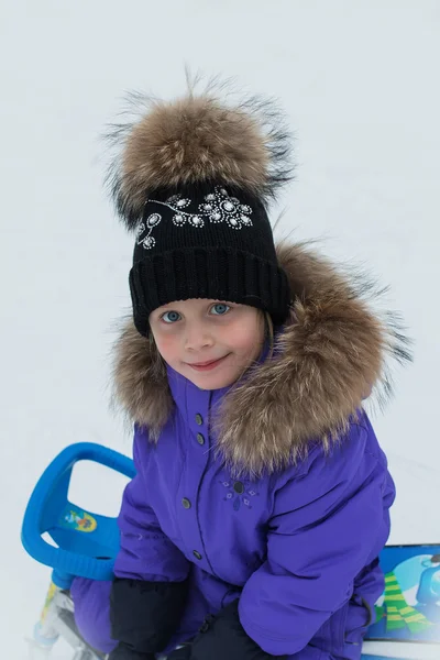 Κορίτσι σε μια ηλιόλουστη χειμωνιάτικη ημέρα περιπάτους στο πάρκο και το έλκηθρο — Φωτογραφία Αρχείου