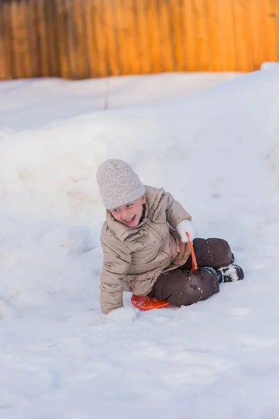 Menina alegre caminha no parque no inverno. Ela desce as colinas . — Fotografia de Stock