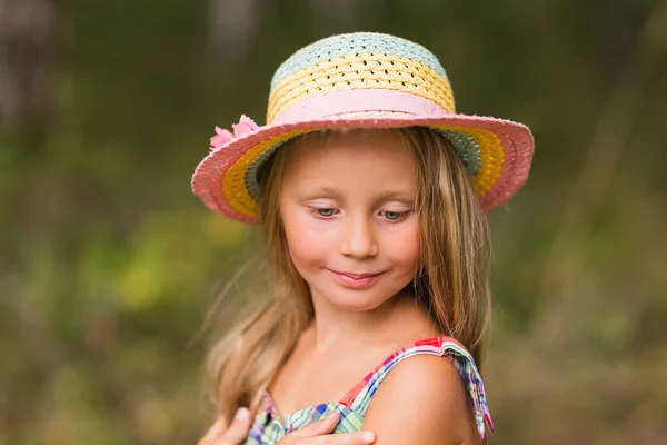 Retrato de una hermosa chica en un sombrero — Foto de Stock