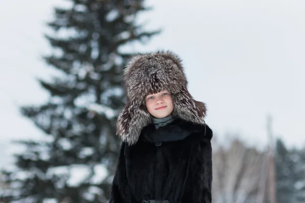 Mädchen mit Pelzmütze Wintertag — Stockfoto