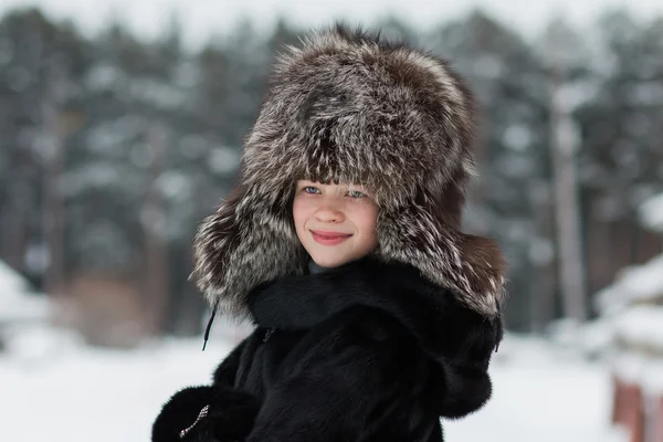 Menina em um dia de inverno de chapéu de pele — Fotografia de Stock