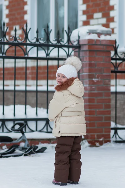 寒い冬の日に歩いて笑顔の女の子 — ストック写真