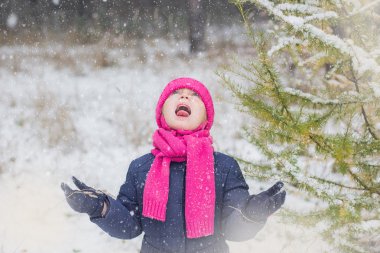 kız ilk kar sevinir. Ağır kar yağıyor. Ekim ayında kar. uzun zamandır beklenen kar.
