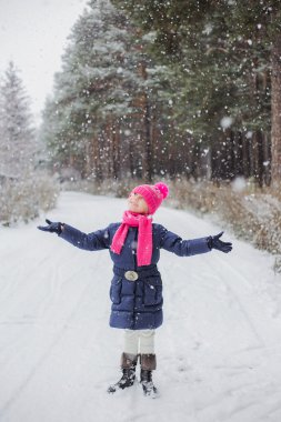 kız ilk kar sevinir. Ağır kar yağıyor. Ekim ayında kar. uzun zamandır beklenen kar.