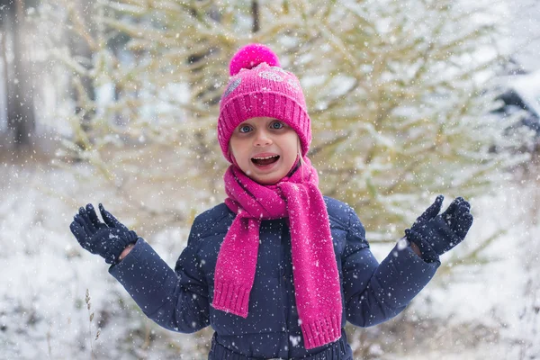 Mädchen freut sich über ersten Schnee. Es schneit heftig. Schnee im Oktober. der langersehnte Schnee. — Stockfoto