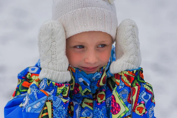 Retrato de uma menina de fato de esqui. É passeio no dia frio de inverno . — Fotografia de Stock