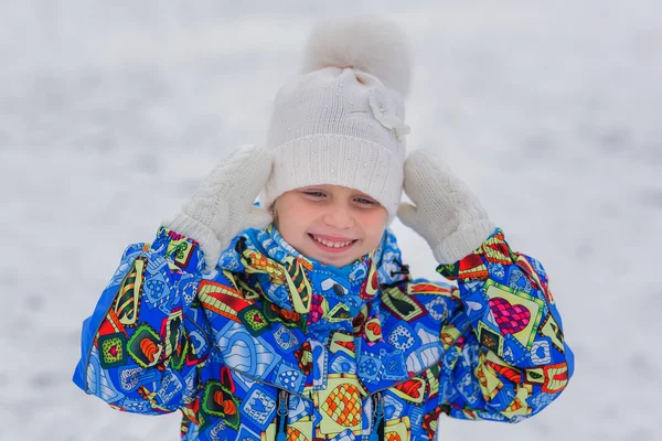 Porträt eines kleinen Mädchens im Skianzug. Es ist ein Spaziergang am kalten Wintertag. — Stockfoto