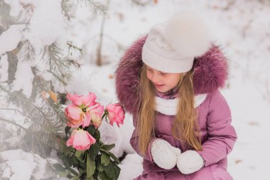 Bir buket çiçek ormandaki bir kış gününde pembe Gül sürpriz kızla. Kar yağışı.