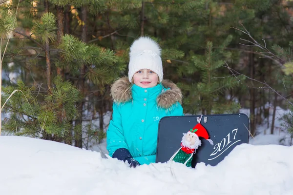 Sladká dívka v lese pogratulovat s hračkou Santa Claus nový rok 2017 — Stock fotografie