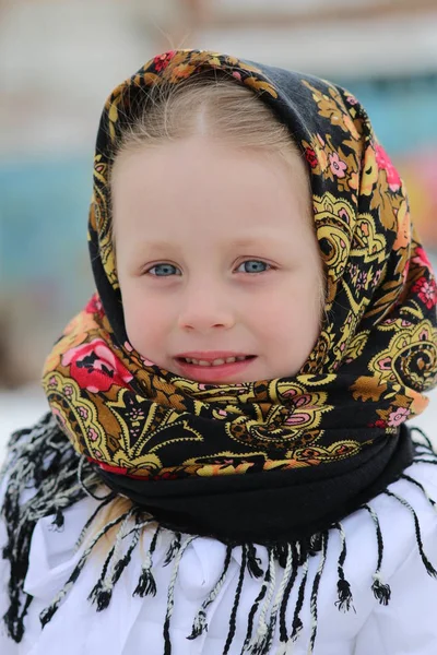 Retrato de una niña pequeña en bufanda rusa en un día de invierno —  Fotos de Stock