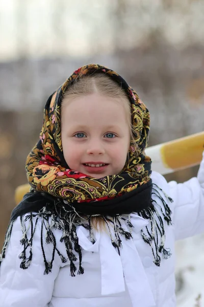Портрет маленькой девочки в русском шарфе в зимний день — стоковое фото