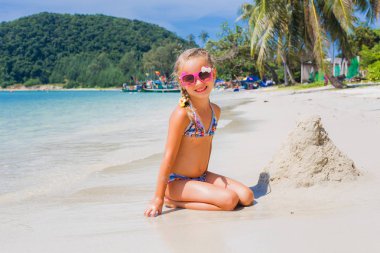 güneş gözlüğü ve cennet deniz plajında bir mayo sevimli küçük kız. Seyahat ve tatil. Özgürlük kavramı
