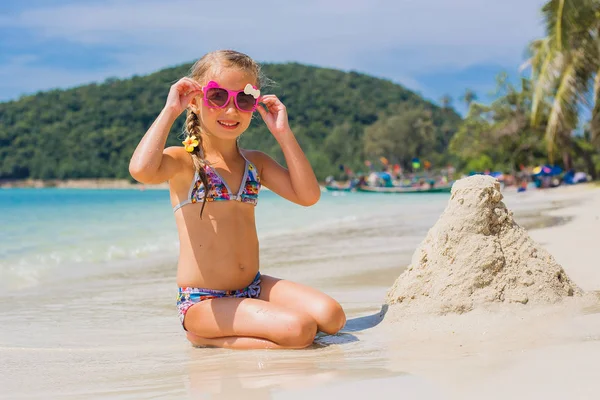 güneş gözlüğü ve cennet deniz plajında bir mayo sevimli küçük kız. Seyahat ve tatil. Özgürlük kavramı