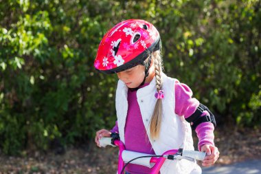 ortopedik bir kask ile kız. Kavramı koruma. Spor kavramı