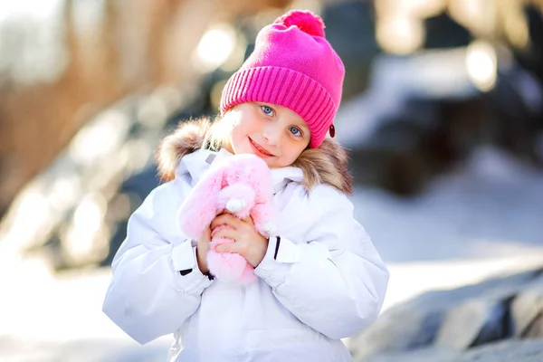 Девочка на улице с игрушечной зимней наружкой — стоковое фото