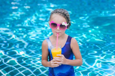 Dalış havuzu yaz gün üzerinde taze kokteyl ile küçük kız