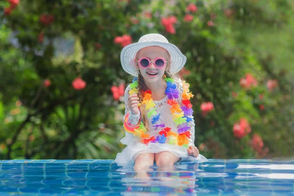 Słodkie uśmiechnięte dziewczyny, Okulary przeciwsłoneczne, kwiat koralikami i kapelusz z kokosowym pić w poo — Zdjęcie stockowe
