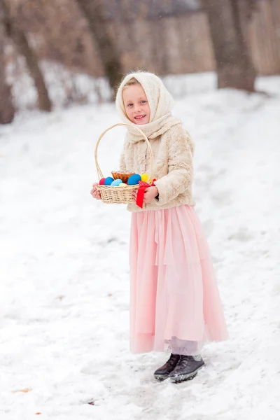 Прекрасная девушка в русском шарфе с цветными яйцами на пасхальный праздник — стоковое фото